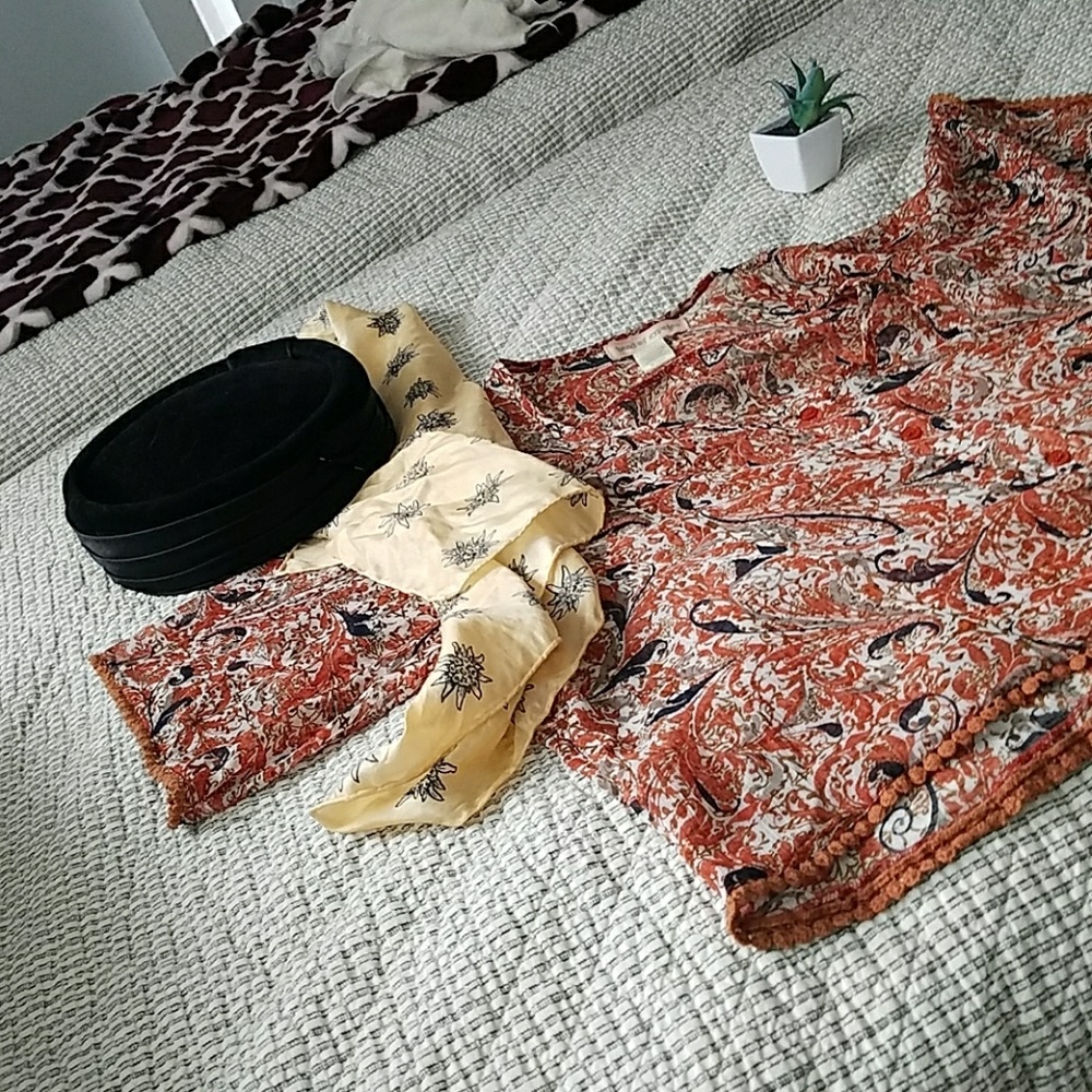 Shear s blouse with detail edging